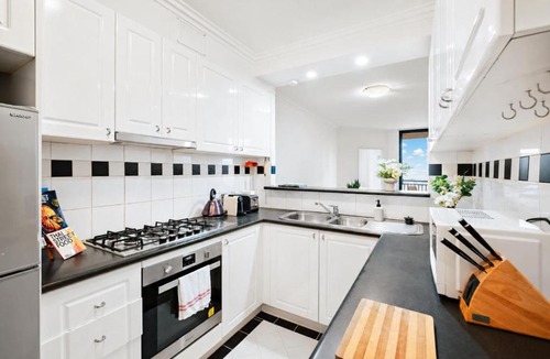 Darling Harbour Apartment | 2 Bedroom Apartment Pyrmont with Balcony