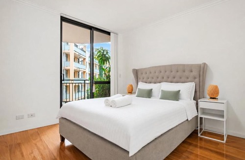 Darling Harbour Apartment | 2 Bedroom Apartment Pyrmont with Balcony