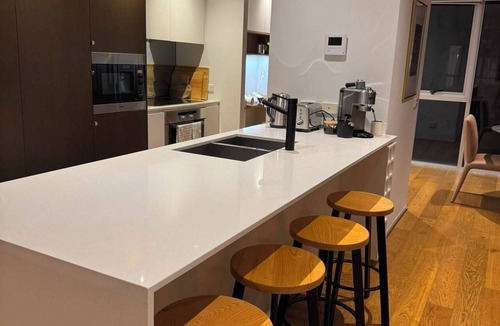 Capital Hill Apartment | 2B2B Executive Residence in Barton, 7-9 min walk to PH, M-Oval & Lake BG