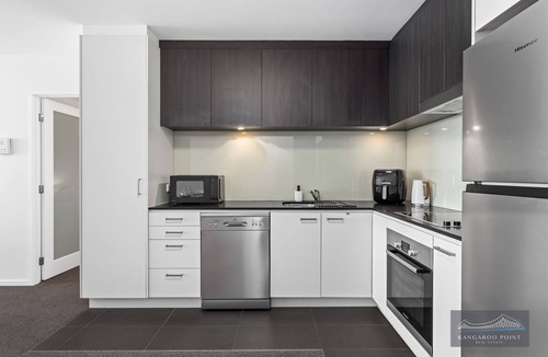 Kangaroo Point Apartment | 2Br, 2 Bath Unit with River Views, Parking & Wifi