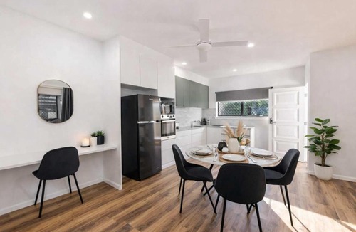 Hermit Park Apartment | 2BR 2BA Windsor Charm Townsville