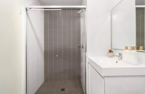 Canterbury Apartment | 2BR APT near Train Station/4ppl/Couple/Business