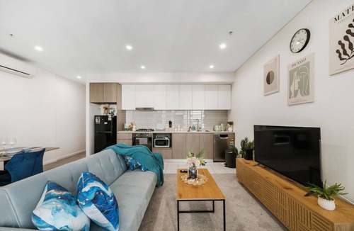 Liverpool Apartment | 2BR Apt w/Parking, Walk to Liverpool Station