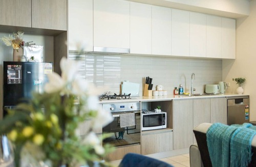 Liverpool Apartment | 2BR Apt w/Parking, Walk to Liverpool Station