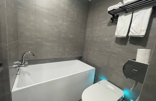 Changning Apartment | 2mins walk to Metro station(3 lines), 10mins walk to theme park