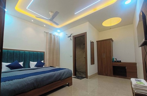Agra Bed & Breakfast | 3 Bed Rooms Stay for 9 Guest