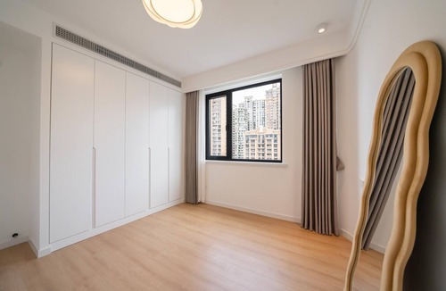 Huangpu Apartment | 3-bedroom apartment with Full-height windows and high-floor panoramic view