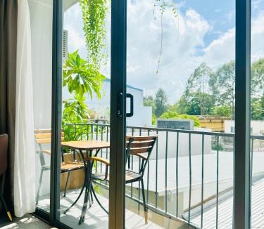 Ninh Kieu Apartment | 308MSNK Maison Luxe Studio l Balcony & Kitchen