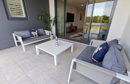 Gold Coast Apartment | 3BR, 2BA Spacious Apartment with Parking. Common Pool & BBQ areas in Gold Coast