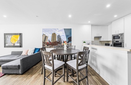 Darling Harbour Apartment | 3BR Apt w Parking near Darling Harbour & ICC & CBD