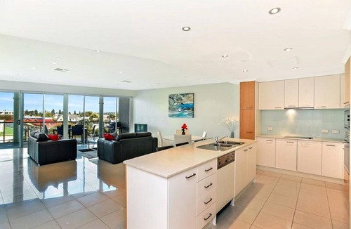 Victor Harbor Apartment | 3BR Gallery 13 Penthouse Escape – Spa Bath, Tennis Court,Swimming Pool & Secure Parking | Ideal for 28+ Night Extended Stays