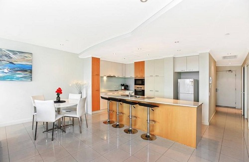Victor Harbor Apartment | 3BR Gallery 13 Penthouse Escape – Spa Bath, Tennis Court,Swimming Pool & Secure Parking | Ideal for 28+ Night Extended Stays