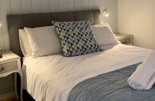 Woronora Apartment | 4 bedroom riverfront unit above The Boatshed Café.