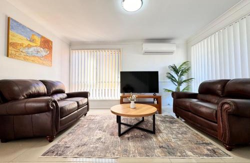 Glenmore Park Villa | 5 Bedroom Family and Group House Sleeps 10 Glenmore Park Blue Mountains Access