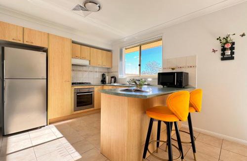 Glenmore Park Villa | 5 Bedroom Family and Group House Sleeps 10 Glenmore Park Blue Mountains Access