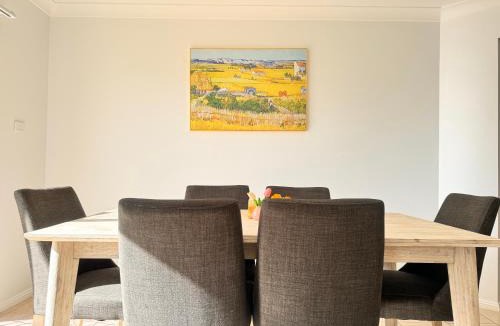 Glenmore Park Villa | 5 Bedroom Family and Group House Sleeps 10 Glenmore Park Blue Mountains Access