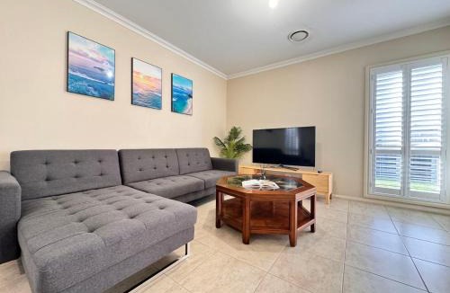 Penrith Villa | 5 Bedroom Group Accommodation Penrith CBD Sleeps 12 Near Hospital Stadium