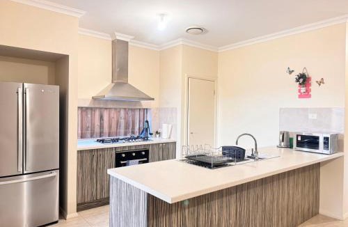 Penrith Villa | 5 Bedroom Group Accommodation Penrith CBD Sleeps 12 Near Hospital Stadium
