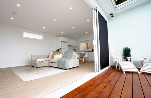 Terrigal House | 5 mins walk to Beach - Modern Beachy Escape. Netflix, Full Kitchen, Comfy Beds!