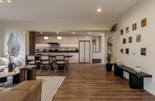 Jing'an Apartment | 5 mins walk to Jing'an temple, 4br, 2bth, Family friendly!