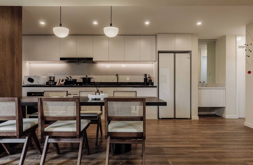 Jing'an Apartment | 5 mins walk to Jing'an temple, 4br, 2bth, Family friendly!