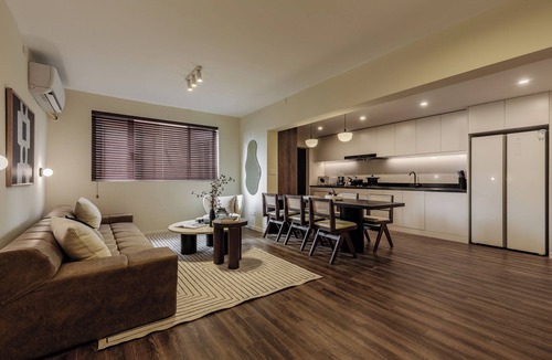 Jing'an Apartment | 5 mins walk to Jing'an temple, 4br, 2bth, Family friendly!