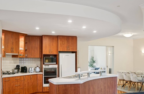 Kingsley House | 500Mps Wifi | Lakeside | 3 Living Rooms | 4 Beds