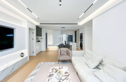 Downtown Shanghai Apartment | 7-min walk from Yuyuan Garden