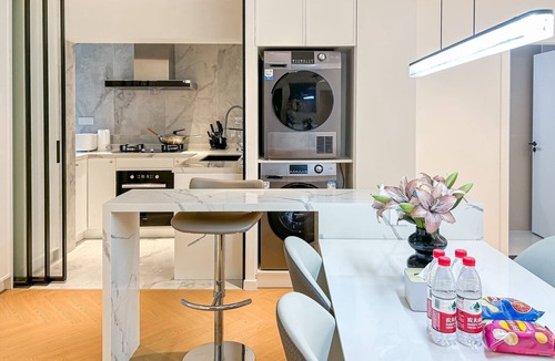 Downtown Shanghai Apartment | 7-min walk from Yuyuan Garden