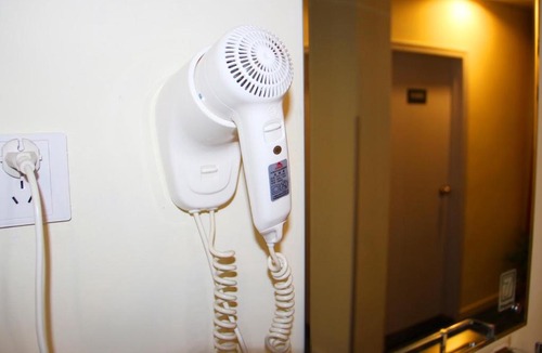 Longxu District Hotel | 7Days Inn Wuzhou South Railway Station