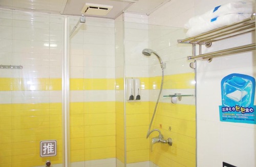 Longxu District Hotel | 7Days Inn Wuzhou South Railway Station