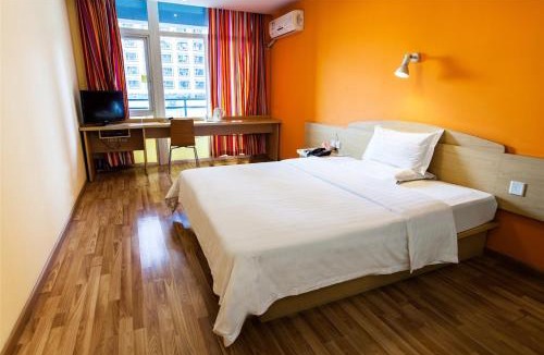 Longxu District Hotel | 7Days Inn Wuzhou South Railway Station