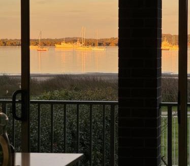 Taren Point House | 8-Person Waterfront Beach House Stunning Views