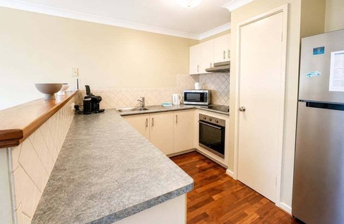 Broadwater House | 98 Steps To The Beach | Retreat with Pool Access