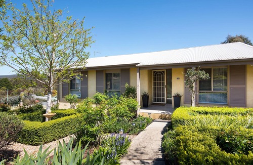 Daylesford House | A cozy, inviting country retreat with a little modern flair.