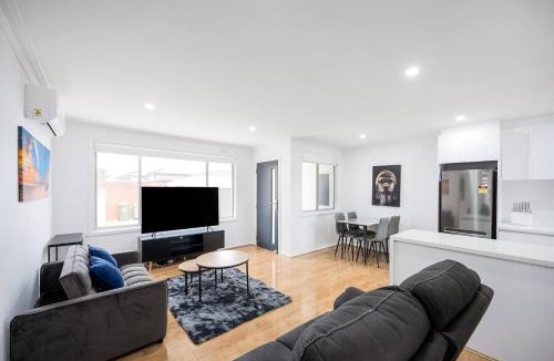 Bayswater House | A Private Hideaway with Large Backyard and CarParks