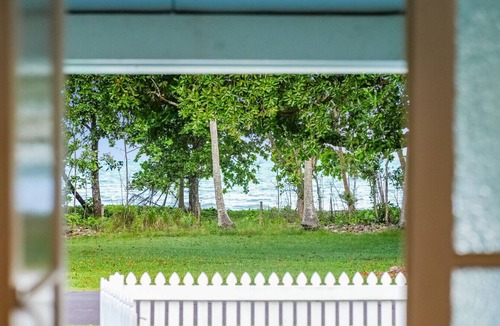 Newell House | Absolute Beachfront Cottage Near Port Douglas | White Cockatoo