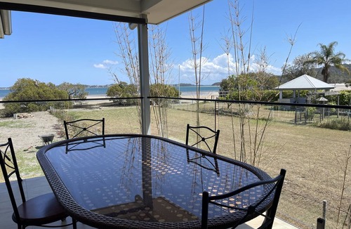 Pindimar House | ABSOLUTE BEACHFRONT - Pindimar Modern retreat private sandy beach，ducted aircon