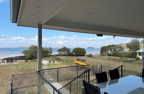 Pindimar House | ABSOLUTE BEACHFRONT - Pindimar Modern retreat private sandy beach，ducted aircon