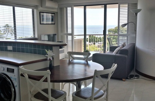 Cairns Central Business District Apartment | ABSOLUTE STUNNING WATER VIEWS IN THE CITY