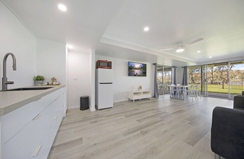 Pellaring Flat House | Absolute Waterfront Bliss – Pet Friendly, Seperate living areas, Family Shack.
