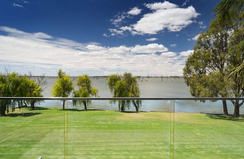 Yarrawonga House | Absolute waterfront modern 4 bedroom property in Woodlands area of Yarrawonga