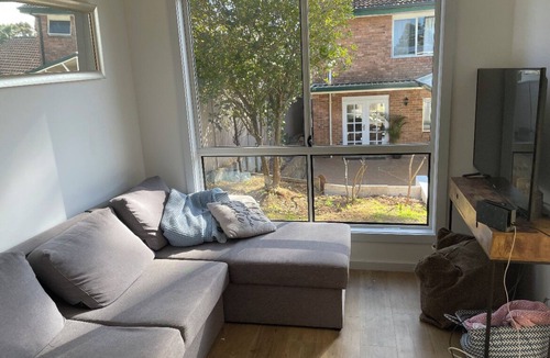 Kings Langley Cottage | Adorable 2bdrm guesthouse with pool access - No smoking