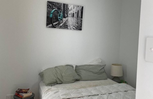 Kings Langley Cottage | Adorable 2bdrm guesthouse with pool access - No smoking