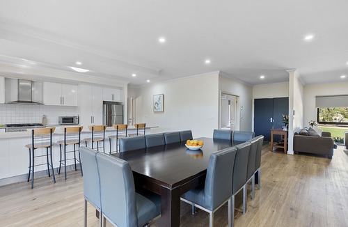 Yarrawonga House | Agrestic- Best Group Stay, Pool, 1 acre, BBall hoop, fireplace, sleeps 16+