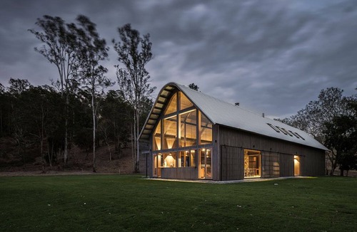 Pullen Vale House | An American Barn meets an Australian shed.