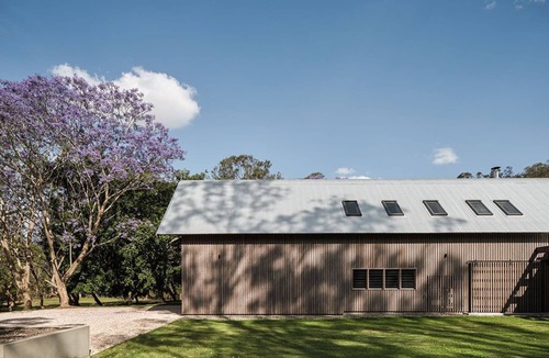 Pullen Vale House | An American Barn meets an Australian shed.