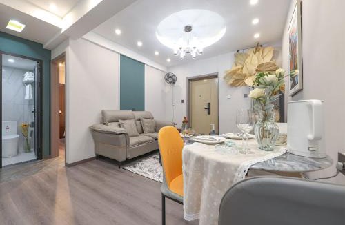 Kunming City Centre Apartment | Annie Apartment - only 120 metres from Metro Line 2 Exit B of Chuanxingulou