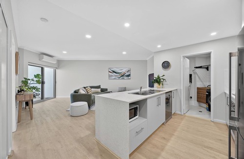 Perth Apartment | Apartment with Balcony & Parking Perth