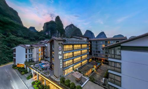 Yangshuo Hotel | Arts Hotel & Suites Yangshuo Ten-Mile Gallery